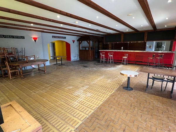 A vendre1 restaurant, plusieurs dépôts, 2 appartements et grand parking. 5