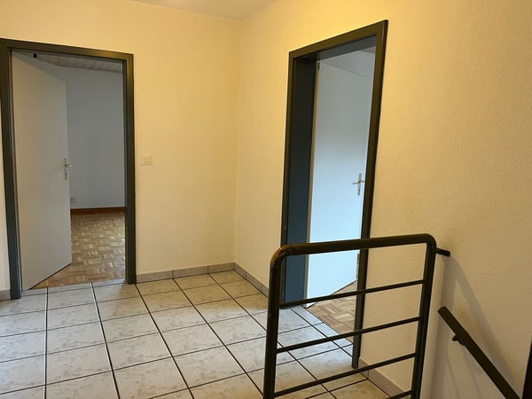 Bel appartement- duplex 5.5 pièces de 135 m2 avec jardin à Vicques 8
