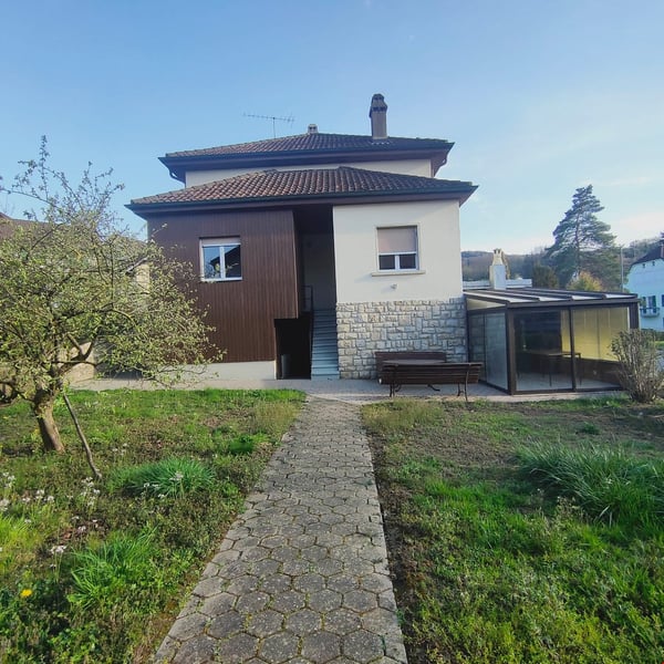 Grande maison rénovée située au centre du village de Chevenez 11