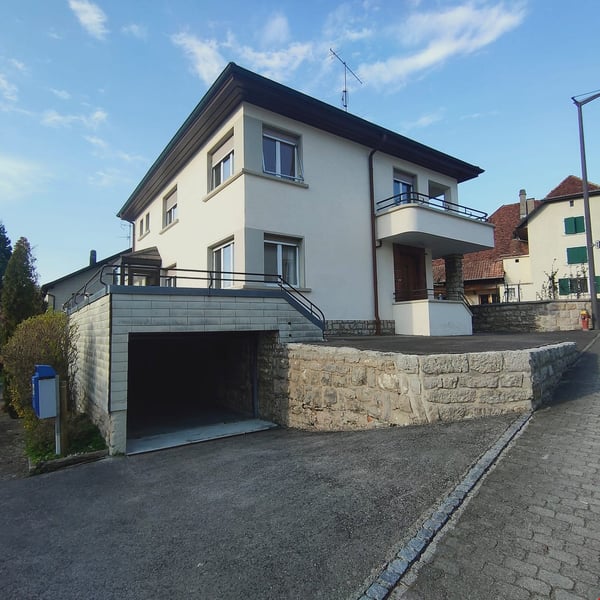 Grande maison rénovée située au centre du village de Chevenez 1