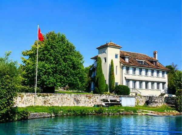 Exceptionnelle Propriété pieds-dans-l'eau à Nyon 1