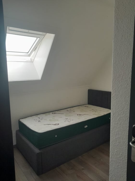Möbliertes Zimmer im Dachgeschoss 5