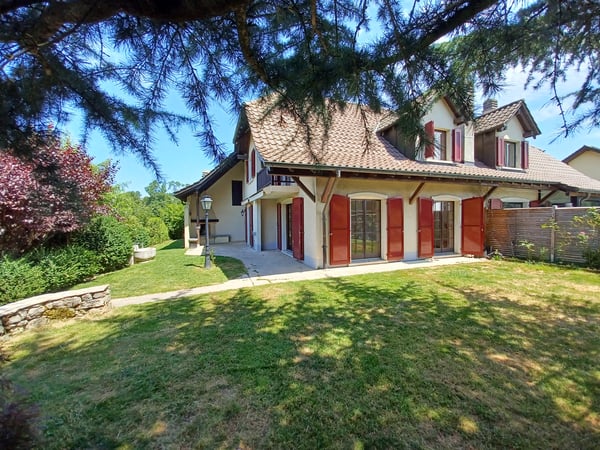 Villa jumelle située dans un écrin de verdure 1