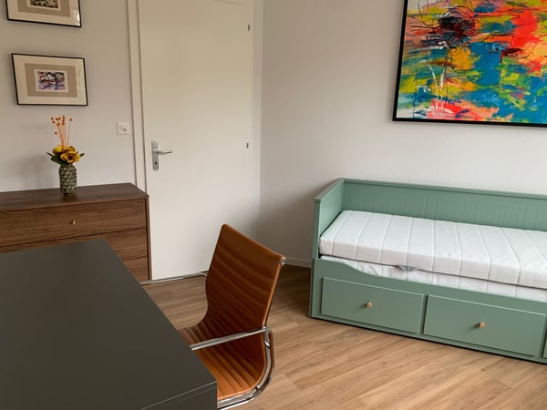 Situé au coeur de la ville, dans un immeuble de standing, proche du parking de Bellefontaine et de l'opéra. A 5 minutes à pied du centre-ville (Saint-François) et à 10 minutes de la gare CFF. 4