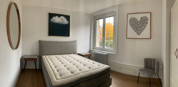 Situé au coeur de la ville, dans un immeuble de standing, proche du parking de Bellefontaine et de l'opéra. A 5 minutes à pied du centre-ville (Saint-François) et à 10 minutes de la gare CFF. 3