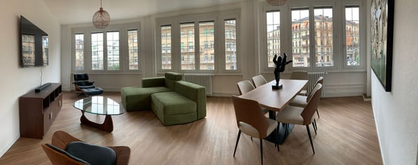 Situé au coeur de la ville, dans un immeuble de standing, proche du parking de Bellefontaine et de l'opéra. A 5 minutes à pied du centre-ville (Saint-François) et à 10 minutes de la gare CFF. 2