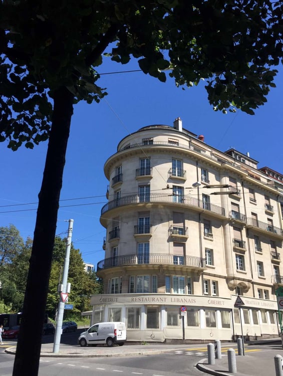 Situé au coeur de la ville, dans un immeuble de standing, proche du parking de Bellefontaine et de l'opéra. A 5 minutes à pied du centre-ville (Saint-François) et à 10 minutes de la gare CFF. 1