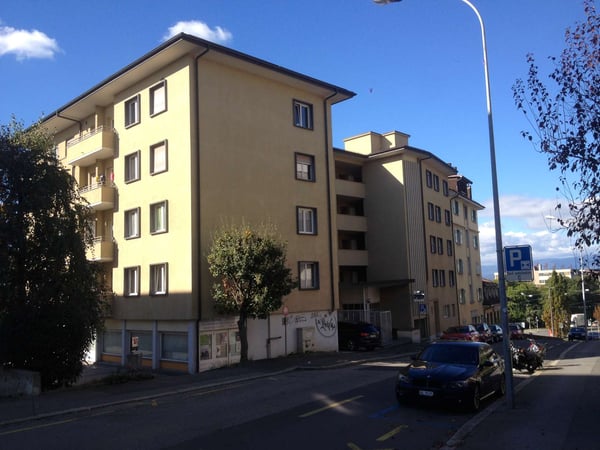 Locaux spacieux, rénovés, avec monte-charge. Surface idéale pour exposition - bureaux Avec places de parc extérieures 2