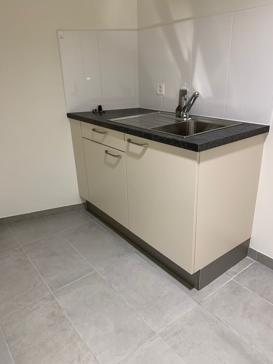 Locaux spacieux, rénovés, avec monte-charge. Surface idéale pour exposition - bureaux Avec places de parc extérieures 8