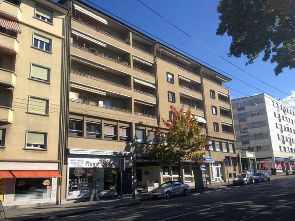 Locaux spacieux, rénovés, avec monte-charge. Surface idéale pour exposition - bureaux Avec places de parc extérieures 1