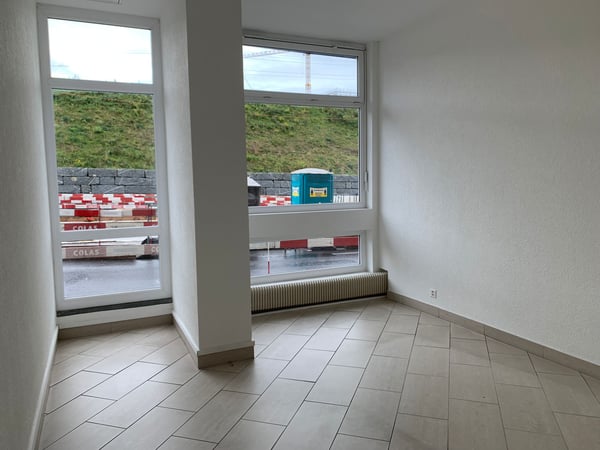 Locaux spacieux, rénovés, avec monte-charge. Surface idéale pour exposition - bureaux Avec places de parc extérieures 6