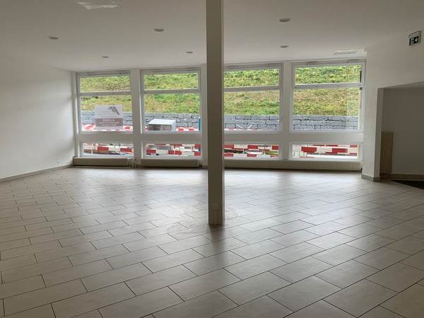 Locaux spacieux, rénovés, avec monte-charge. Surface idéale pour exposition - bureaux Avec places de parc extérieures 5