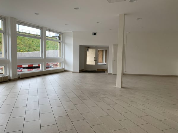 Locaux spacieux, rénovés, avec monte-charge. Surface idéale pour exposition - bureaux Avec places de parc extérieures 4