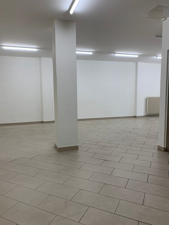 Locaux spacieux, rénovés, avec monte-charge. Surface idéale pour exposition - bureaux Avec places de parc extérieures 9