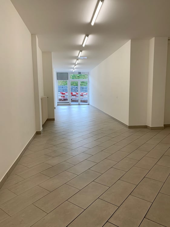 Locaux spacieux, rénovés, avec monte-charge. Surface idéale pour exposition - bureaux Avec places de parc extérieures 10