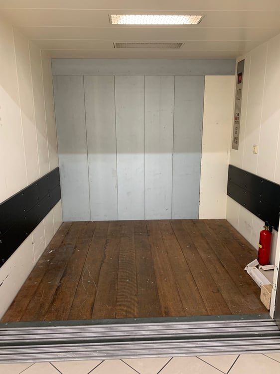 Locaux spacieux, rénovés, avec monte-charge. Surface idéale pour exposition - bureaux Avec places de parc extérieures 11