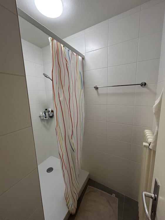 Logement agréable, dans un quartier familial, proche de toutes commodités. Possibilité de reprendre des meubles des locataires actuels. 5