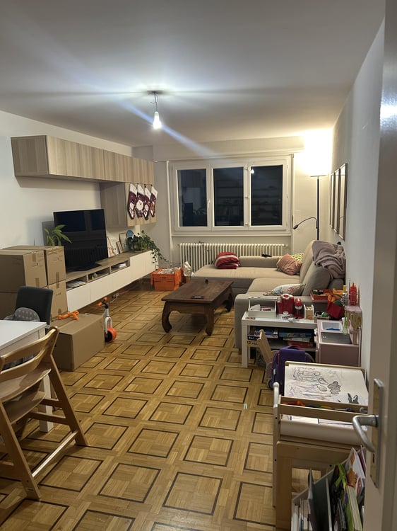 Logement agréable, dans un quartier familial, proche de toutes commodités. Possibilité de reprendre des meubles des locataires actuels. 6