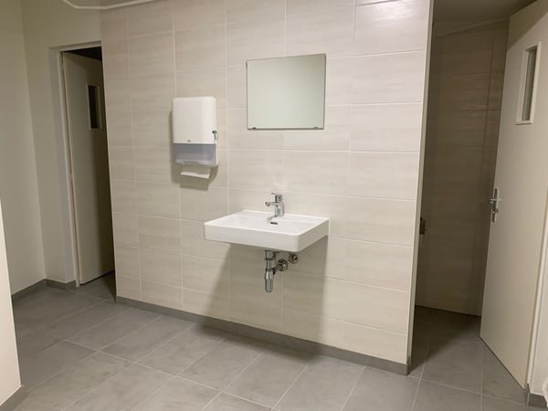 Locaux spacieux, rénovés, avec monte-charge. Surface idéale pour exposition - vente - bureaux 8