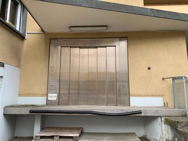 Locaux spacieux, rénovés, avec monte-charge. Surface idéale pour exposition - vente - bureaux 11