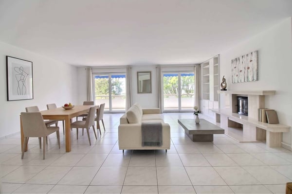 Spacieux logement traversant avec grand balcon 1