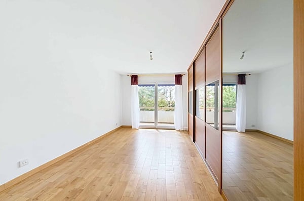 Spacieux logement traversant avec grand balcon 3