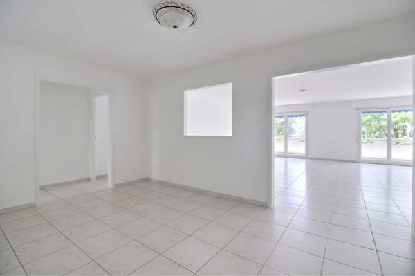 Spacieux logement traversant avec grand balcon 2