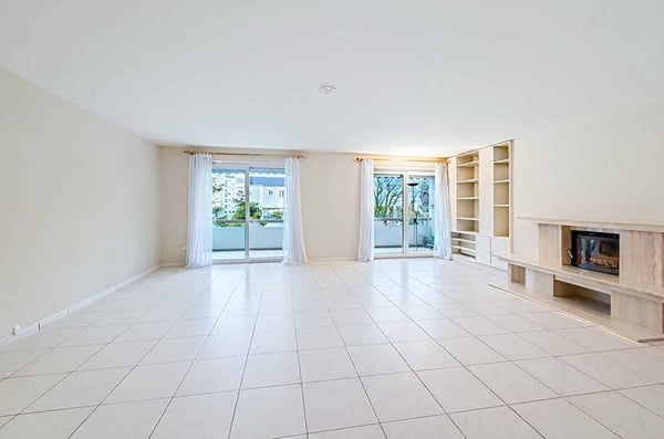 Spacieux logement traversant avec grand balcon 1