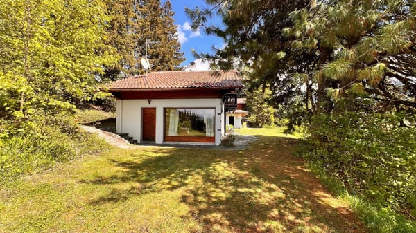 JOLI CHALET DE 5 PIECES AVEC UNE DEPENDANCE ET 2 GARAGES FERMES 10