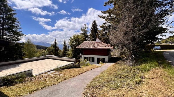 JOLI CHALET DE 5 PIECES AVEC UNE DEPENDANCE ET 2 GARAGES FERMES 9