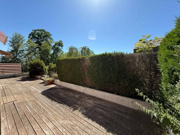 Appartement de 5.5 pièces avec vaste terrasse dans un cadre verdoyant 1