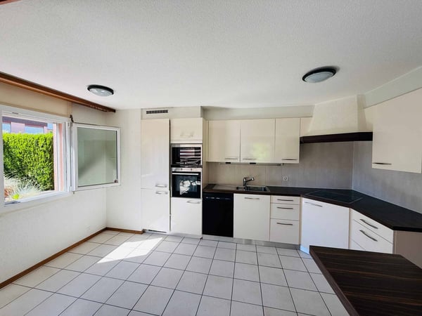 Appartement de 5.5 pièces avec vaste terrasse dans un cadre verdoyant 5