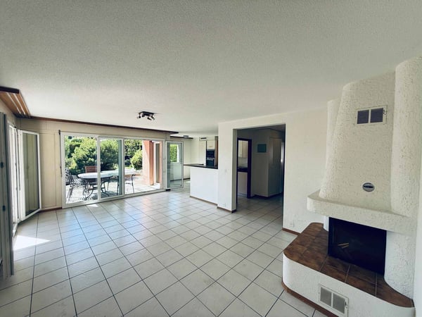 Appartement de 5.5 pièces avec vaste terrasse dans un cadre verdoyant 2