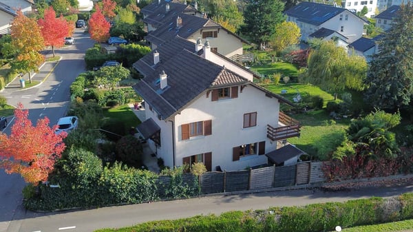 RENENS  Villa mitoyenne de 5.5 pièces avec jardin arboré et beaux volumes