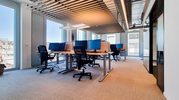 Surface de bureaux moderne de 285 m² – 28 postes équipés 1