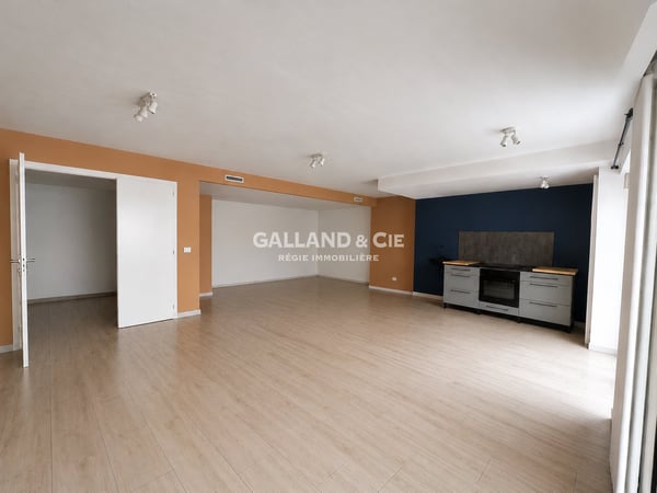 Généreuse surface pour profession médicale ou bureaux - ~164 m² 2