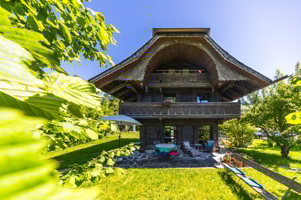 Propriété de caractère : grenier rénové avec jardin arboré 2