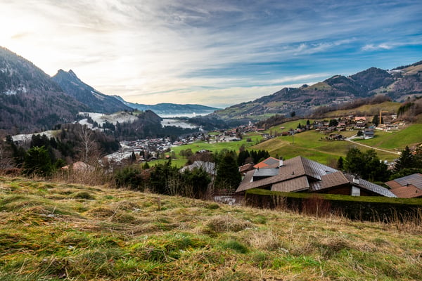 Projet neuf de standing : la beauté préalpine au soleil couchant 1