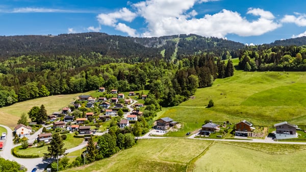 Terrain suspendu entre lac et montagnes, avec permis de construire en 3