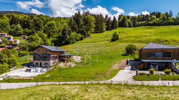 Terrain suspendu entre lac et montagnes, avec permis de construire en 4