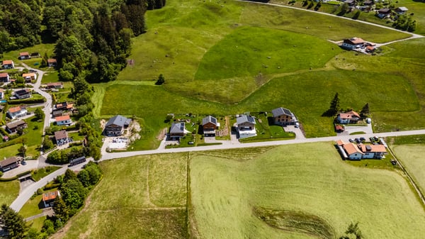 Terrain suspendu entre lac et montagnes, avec permis de construire en 5