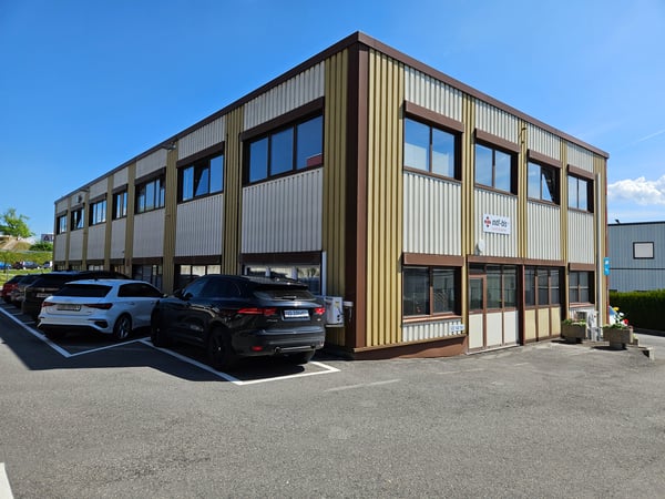 380 m2 répartis en 4 locaux commerciaux 1