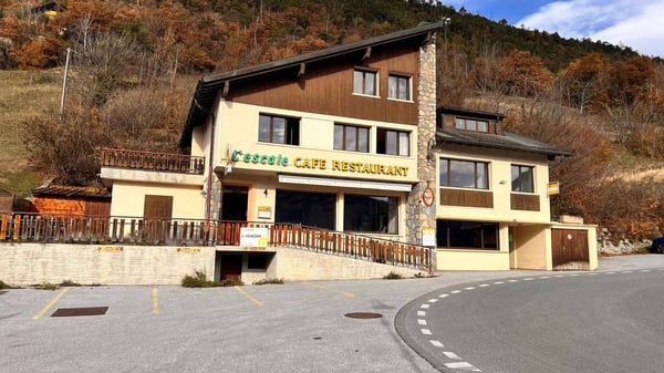 Superbe affaire, immeuble mixte avec nombreux parking ! 1