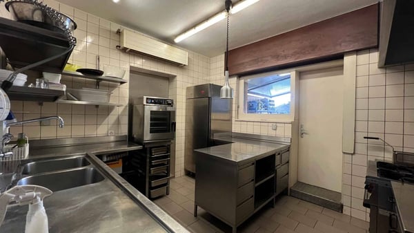 Superbe affaire, immeuble mixte avec nombreux parking ! 8