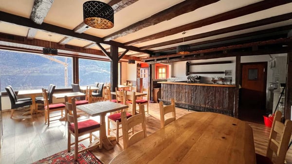 Superbe affaire, immeuble mixte avec nombreux parking ! 3