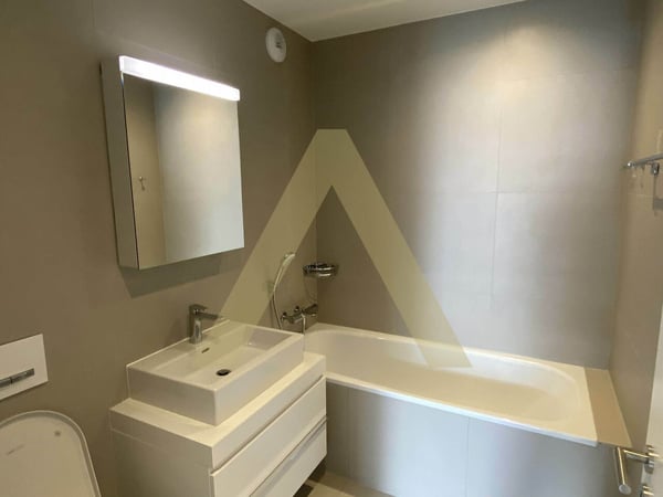 Immeuble de rendement entièrement loué 8