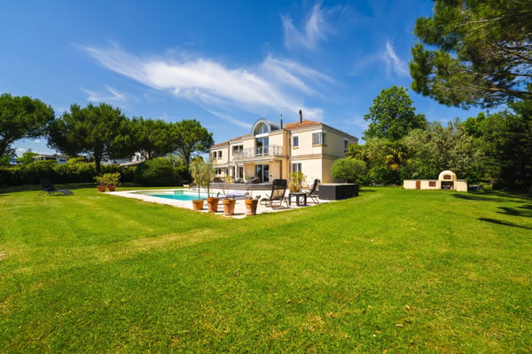 Somptueuse maison avec vue lac et piscine 1