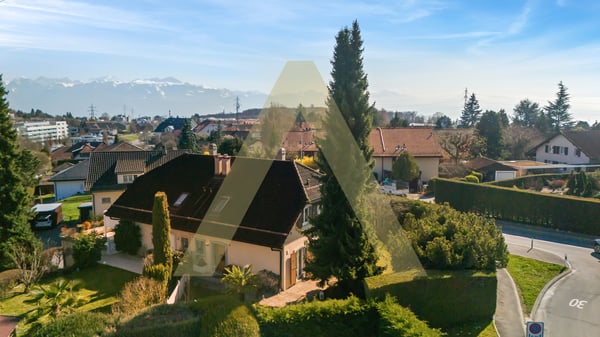 Une agréable maison entourée de verdure 1