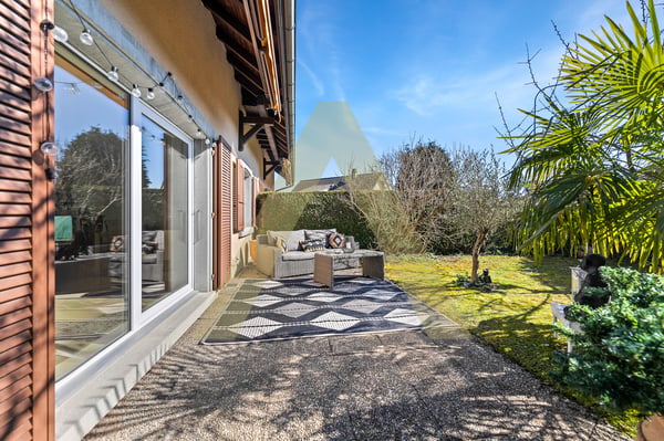 Une agréable maison entourée de verdure 3