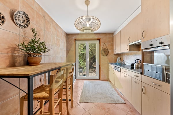 Une agréable maison entourée de verdure 6